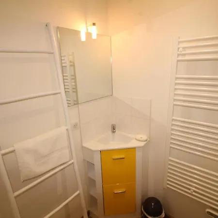 Charming 2-Bedroom Apartment With Quality Amenities In Old Cannes 公寓