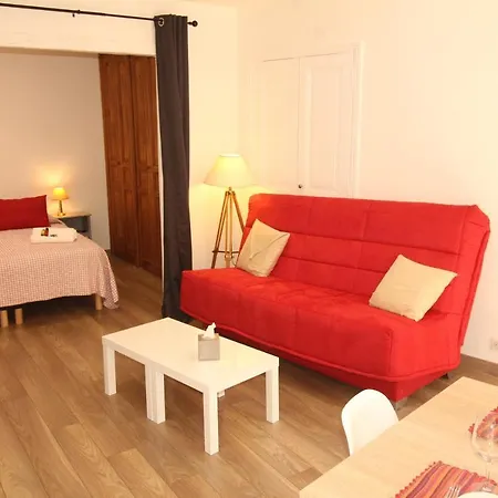 Charming 2-Bedroom Apartment With Quality Amenities In Old Cannes Apartmán