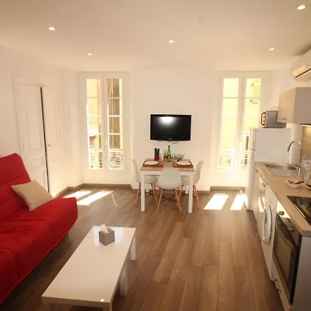 Charming 2-Bedroom Apartment With Quality Amenities In Old Cannes Cannes