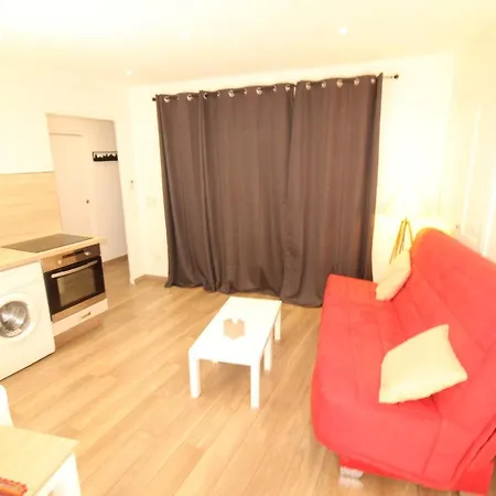 Charming 2-Bedroom Apartment With Quality Amenities In Old Cannes