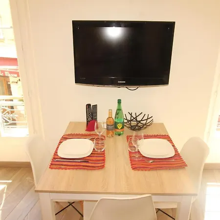 Charming 2-Bedroom Apartment With Quality Amenities In Old Cannes