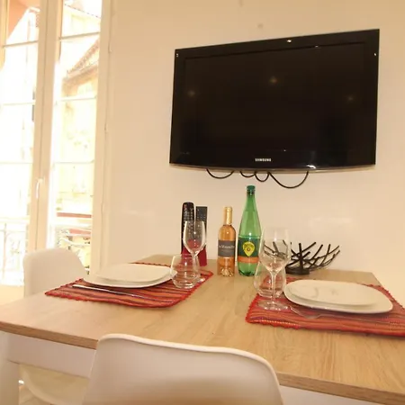 Charming 2-Bedroom Apartment With Quality Amenities In Old Cannes Apartmán