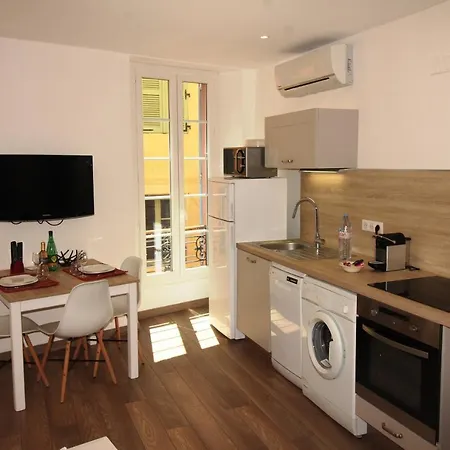Charming 2-Bedroom Apartment With Quality Amenities In Old Cannes Cannes
