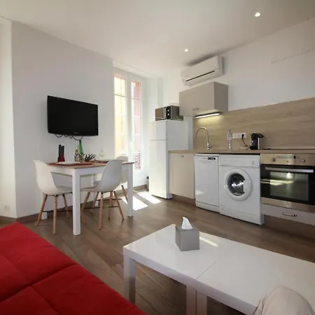 Charming 2-Bedroom Apartment With Quality Amenities In Old Cannes *