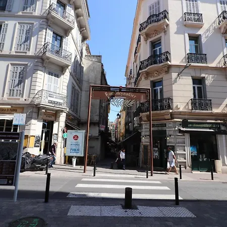 Charming 2-Bedroom Apartment With Quality Amenities In Old Cannes Apartment *