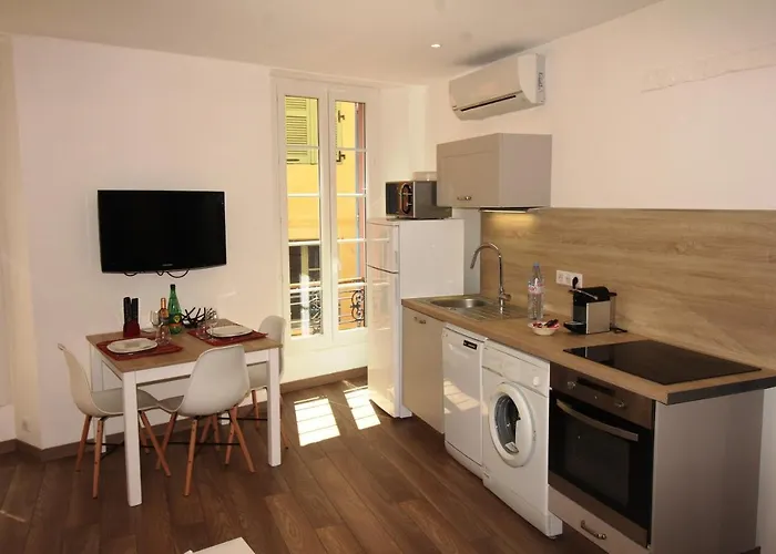 Charming 2-Bedroom Apartment With Quality Amenities In Old Cannes 칸느
